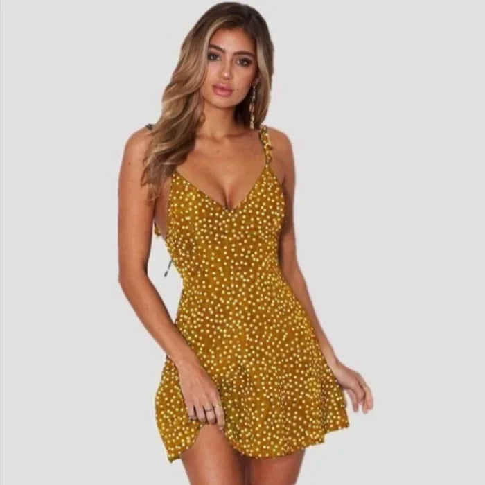Zomerse mini-jurk met stippen en spaghettibandjes