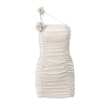 Sensuele mini-jurk met plooien en een decoratieve bloem