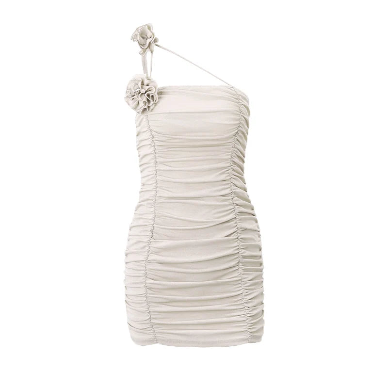 Sensuele mini-jurk met plooien en een decoratieve bloem