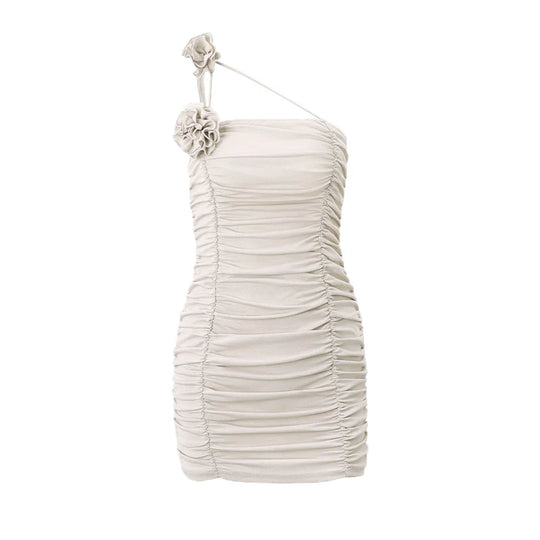 Sensuele mini-jurk met plooien en een decoratieve bloem