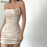 Sensuele mini-jurk met plooien en een decoratieve bloem