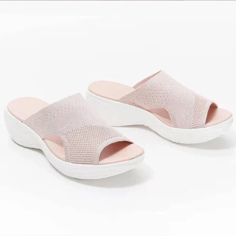 Dames orthopedische sandalen op een platform van elastisch materiaal