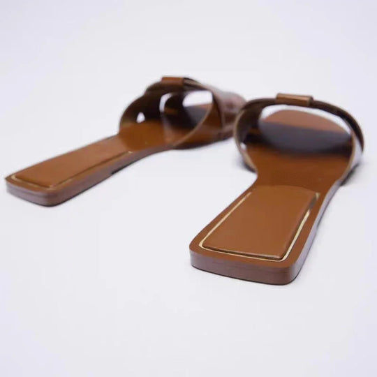 Stijlvolle dames sandalen op een platte zool met gekruiste banden