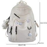 Grote schoolrugzak met sleutelhanger en decoratieve speldjes