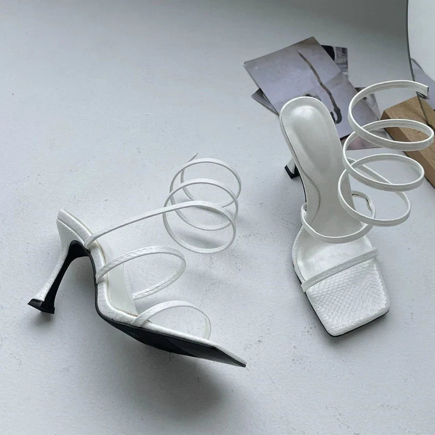 Luxe dames sandalen met hak en gouden banden
