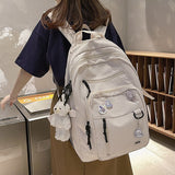 Grote schoolrugzak met sleutelhanger en decoratieve speldjes