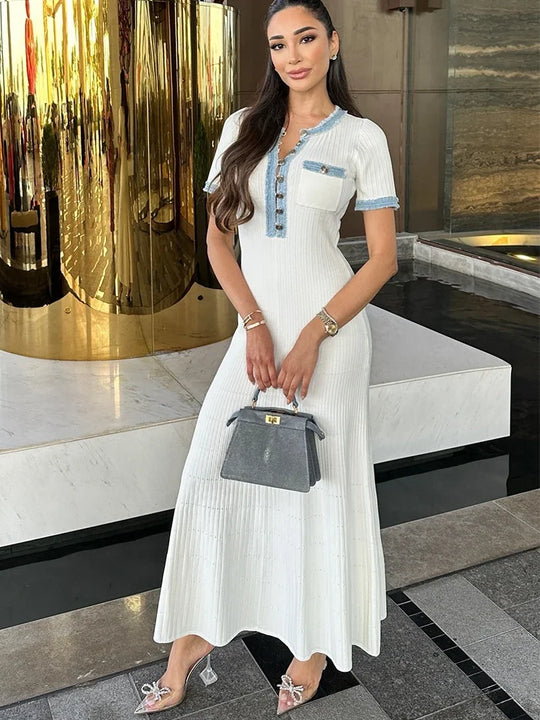 Elegante maxi-jurk met korte mouwen en decoratieve sluiting