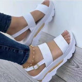 Moderne dames sandalen op een platform met banden
