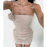 Sensuele mini-jurk met plooien en een decoratieve bloem