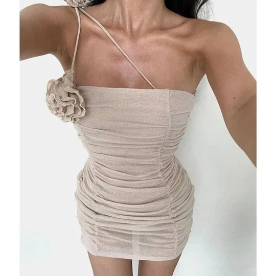 Sensuele mini-jurk met plooien en een decoratieve bloem