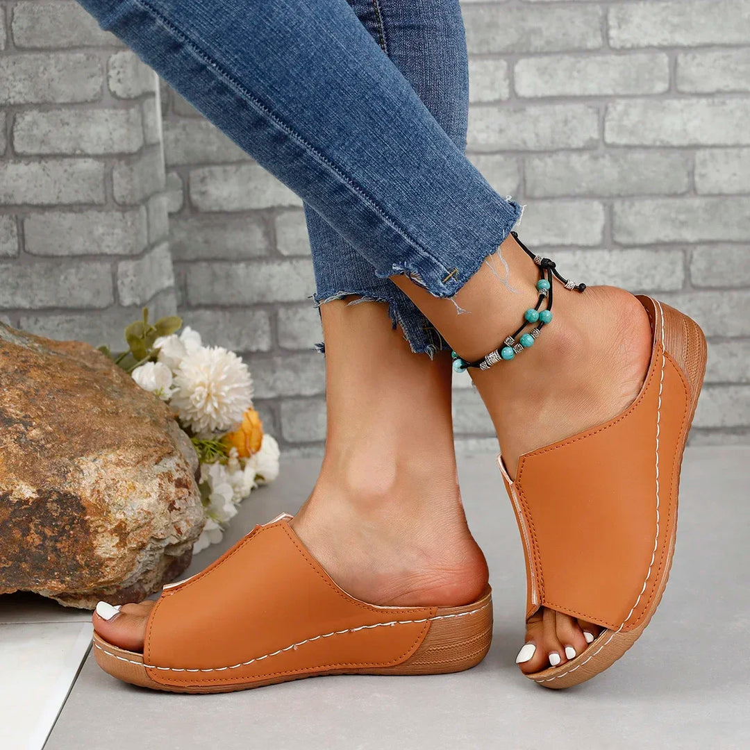 Leren orthopedische dames sandalen op een platform