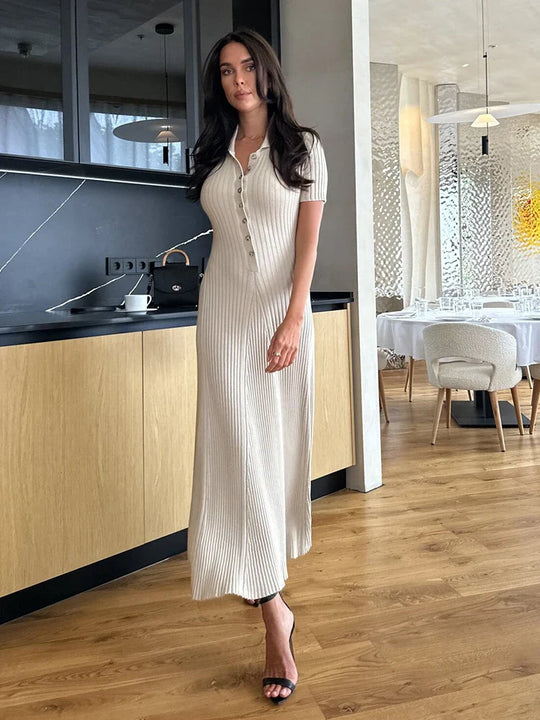 Elegante maxi-jurk met korte mouwen en decoratieve sluiting