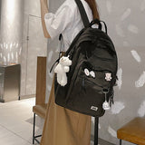 Grote schoolrugzak met sleutelhanger en decoratieve speldjes