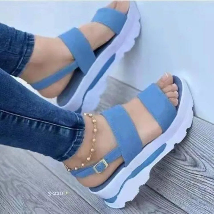 Moderne dames sandalen op een platform met banden