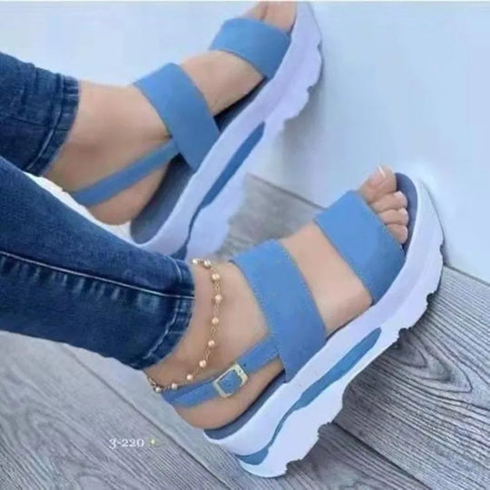 Moderne dames sandalen op een platform met banden