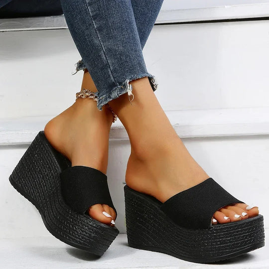 Stijlvolle dames sandalen op een platform met zachte banden