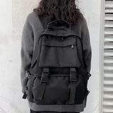 Grote backpack voor avontuurlijke reizen met gespen en zakken