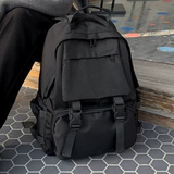 Grote backpack voor avontuurlijke reizen met gespen en zakken