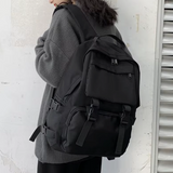 Grote backpack voor avontuurlijke reizen met gespen en zakken