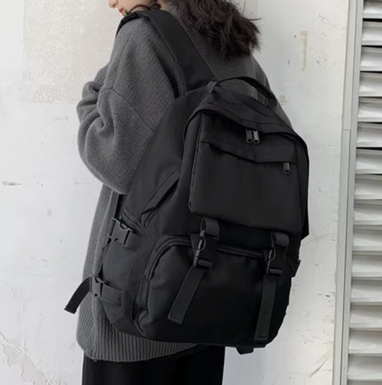 Grote backpack voor avontuurlijke reizen met gespen en zakken