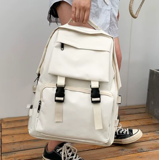 Grote backpack voor avontuurlijke reizen met gespen en zakken