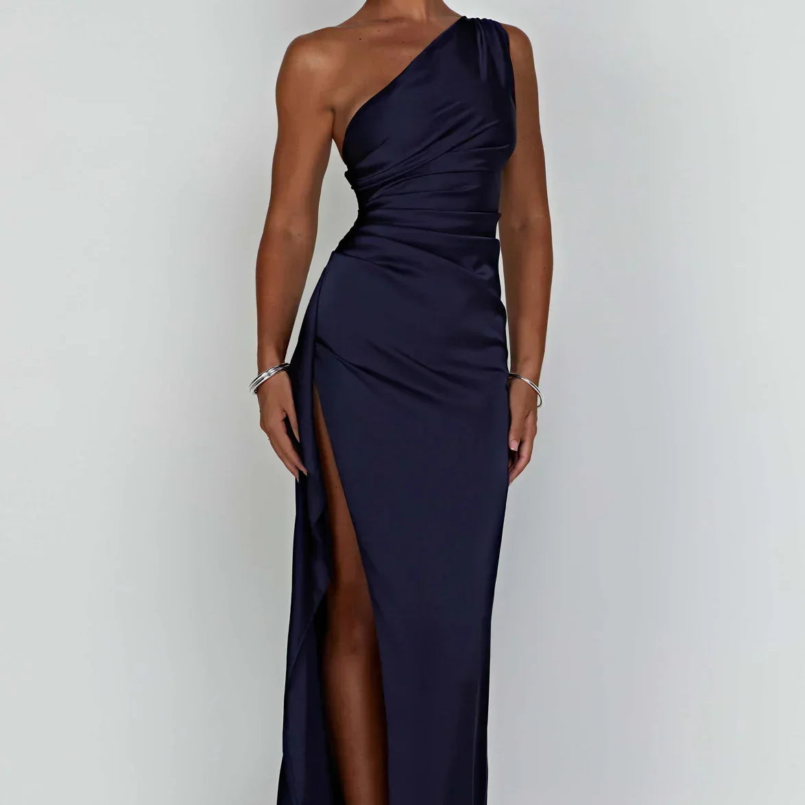 Satijnen One-Shoulder Avondjurk met Split – Elegant & Verleidelijk