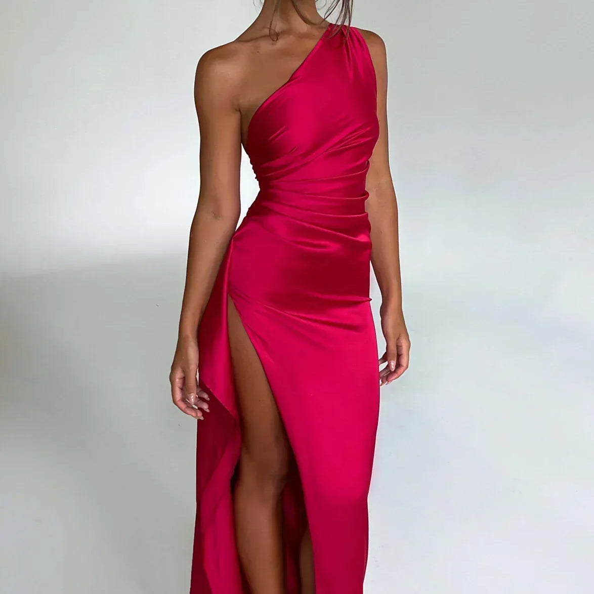 Elara - Luxe Satijnen One-Shoulder Splitjurk
