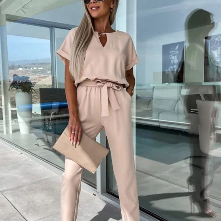 Elara Jumpsuit met Strikdetail – Stijlvol, Comfortabel en Veelzijdig