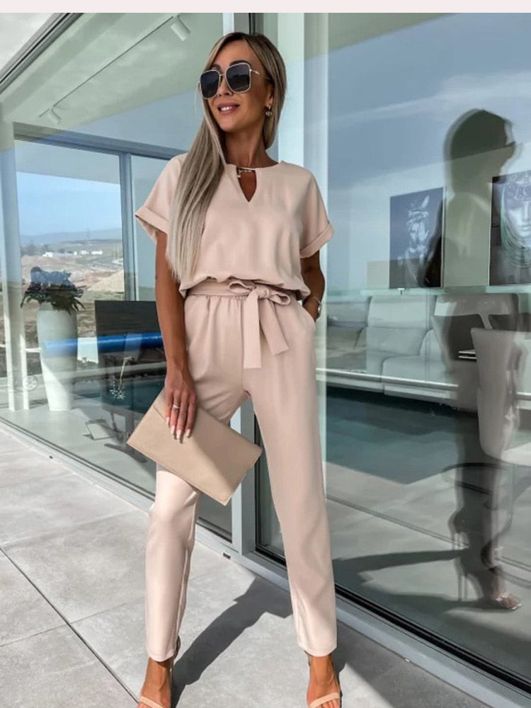 Elara Jumpsuit met Strikdetail – Stijlvol, Comfortabel en Veelzijdig