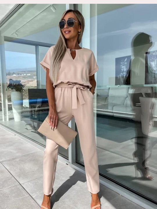 Elara Jumpsuit met Strikdetail – Stijlvol, Comfortabel en Veelzijdig