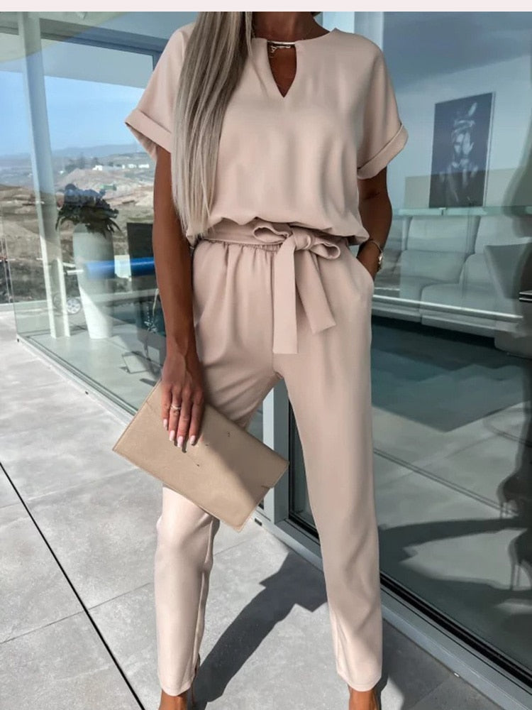 Elara Jumpsuit met Strikdetail – Stijlvol, Comfortabel en Veelzijdig