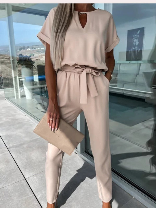 Elara Jumpsuit met Strikdetail – Stijlvol, Comfortabel en Veelzijdig