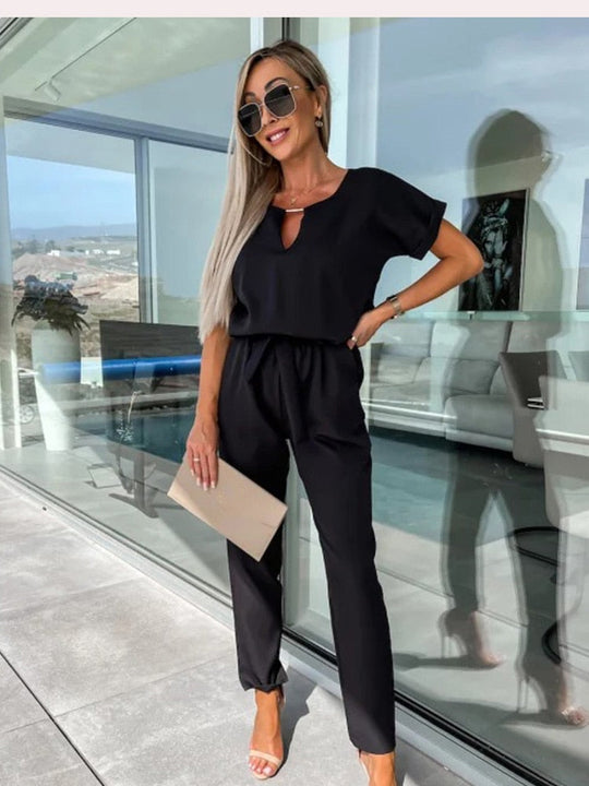 Elara Jumpsuit met Strikdetail – Stijlvol, Comfortabel en Veelzijdig
